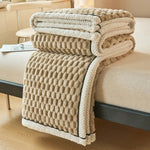 Sherpa plaid med boblemønster over sofa