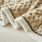 Sherpa plaid med boblemønster over sofa