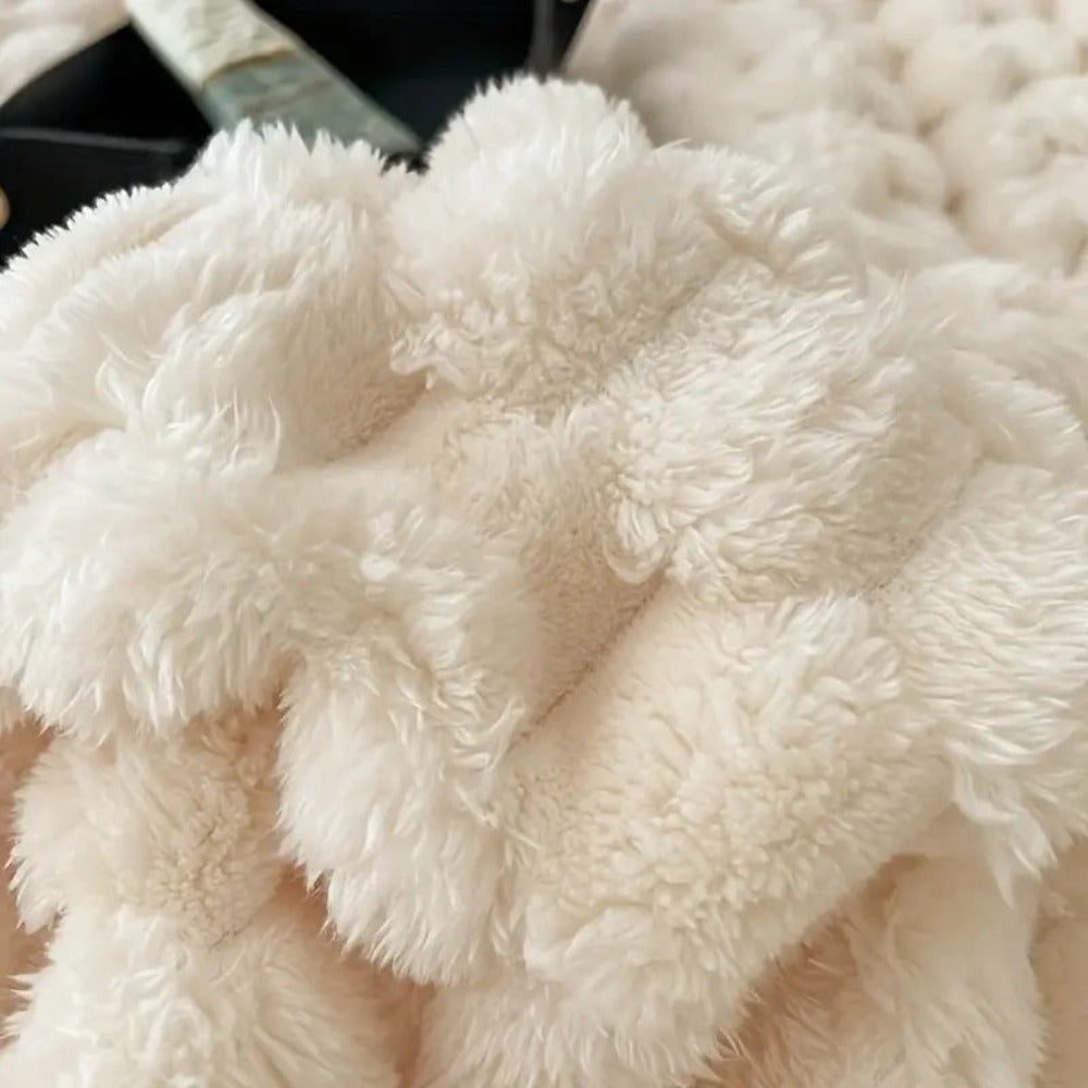 Sherpa plaid med boblemønster over sofa