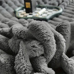 Stribet plaid i kunstpels over sofa