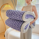 Sherpa plaid med boblemønster over sofa